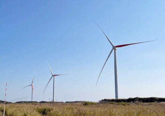 Eurus Energy’nin Japonya’daki Hamasato RES’te kuş çarpışmalarını azaltmak amacıyla bir kanadı kırmızıya boyanan rüzgar türbini