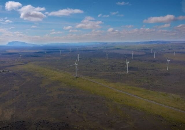 İzlanda’nın ilk rüzgar santrali Vaðölduver’de kurulan ENERCON E-138 EP3 rüzgar türbinleri
