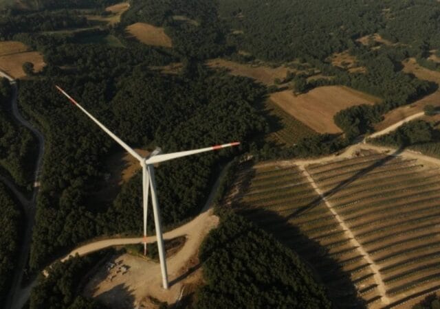 Galata Wind rüzgar enerji santralindeki rüzgar türbinleri; şirket 2026'nın ilk yarısında rüzgar santrallerinden 430 bin 909 MWh elektrik üretti.