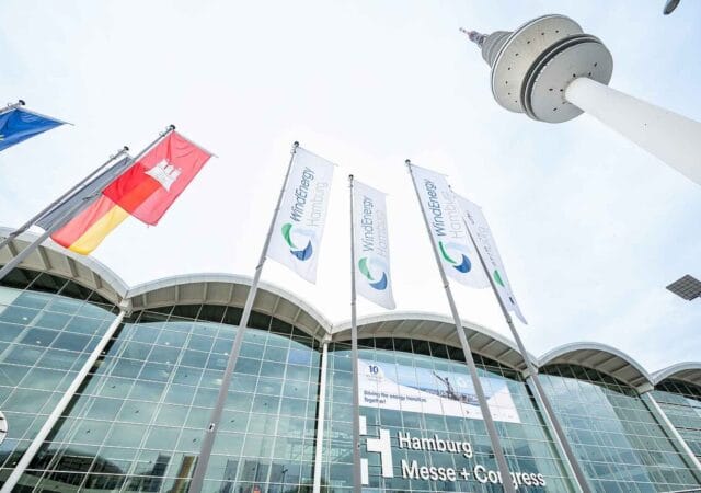 WindEnergy Hamburg fuarında rüzgar enerjisi sektöründen şirketlerin yer aldığı sergi alanı