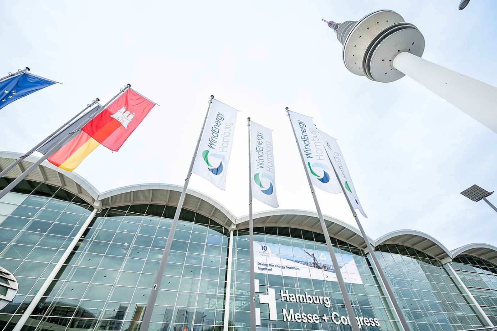 WindEnergy Hamburg fuarında rüzgar enerjisi sektöründen şirketlerin yer aldığı sergi alanı