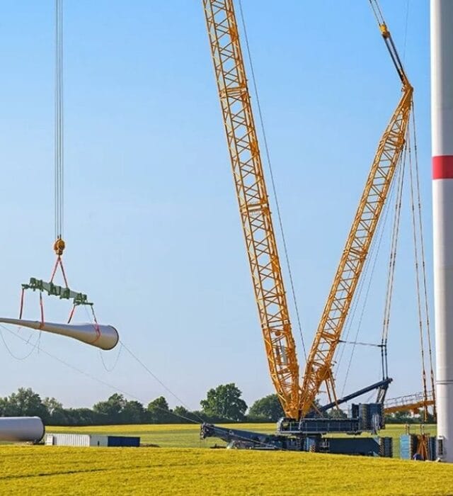 Avrupa’da 2026’nın ilk yarısında 8,8 GW yeni kapasite eklenen rüzgar enerjisi sektörünü temsil eden rüzgar türbinleri