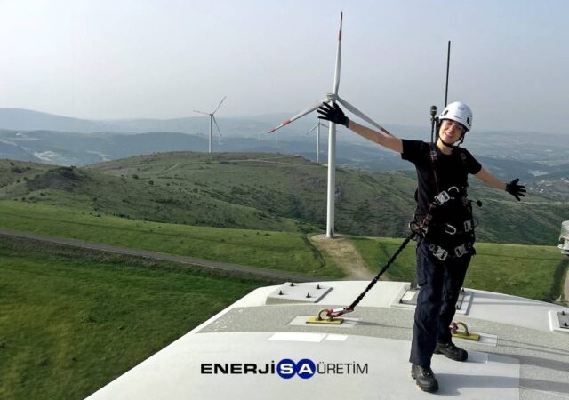 Enerjisa Üretim'in REDKA programında deneyim kazanan kadın mühendis ve teknisyenler, Ovacık RES'in ardından Harmancık RES'te de operasyonel sorumluluk üstlenmeye başladı.