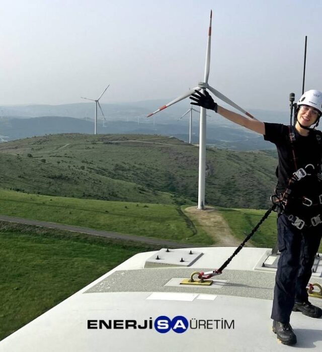 Enerjisa Üretim'in REDKA programında deneyim kazanan kadın mühendis ve teknisyenler, Ovacık RES'in ardından Harmancık RES'te de operasyonel sorumluluk üstlenmeye başladı.