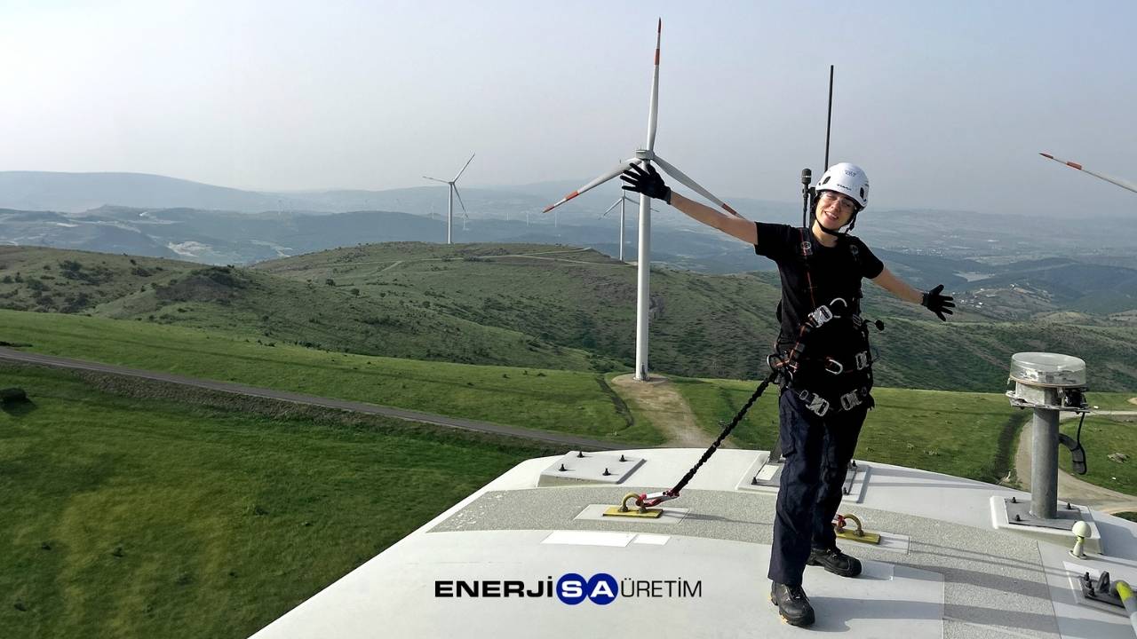 Enerjisa Üretim'in REDKA programında deneyim kazanan kadın mühendis ve teknisyenler, Ovacık RES'in ardından Harmancık RES'te de operasyonel sorumluluk üstlenmeye başladı.