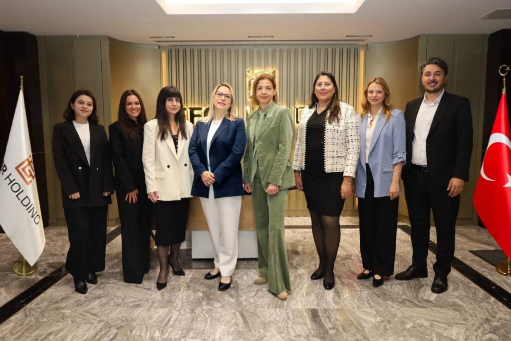 (Soldan Sağa) Nurgül Soymaz, Melis Aktaş, Elif Mutlu, Selin Uras, Aida Welker, Yasemin Kuytak, Damla Sarı, Çağrı Güven