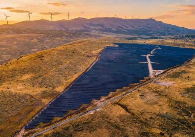 İş Enerji, Bingöl Karlıova’daki 50 MW’lık Metafor RES’e 50 MW hibrit GES ekleyerek tesisin toplam kurulu gücünü 100 MW’a yükseltti.