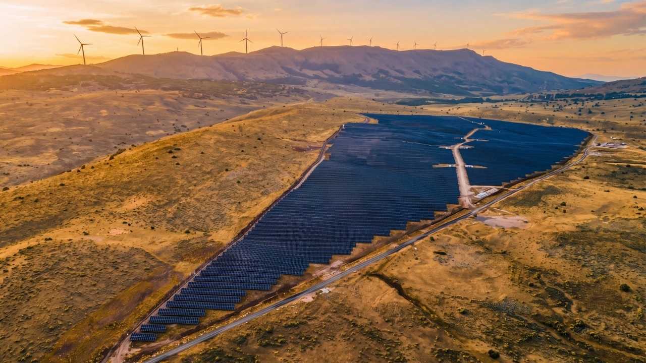 İş Enerji, Bingöl Karlıova’daki 50 MW’lık Metafor RES’e 50 MW hibrit GES ekleyerek tesisin toplam kurulu gücünü 100 MW’a yükseltti.