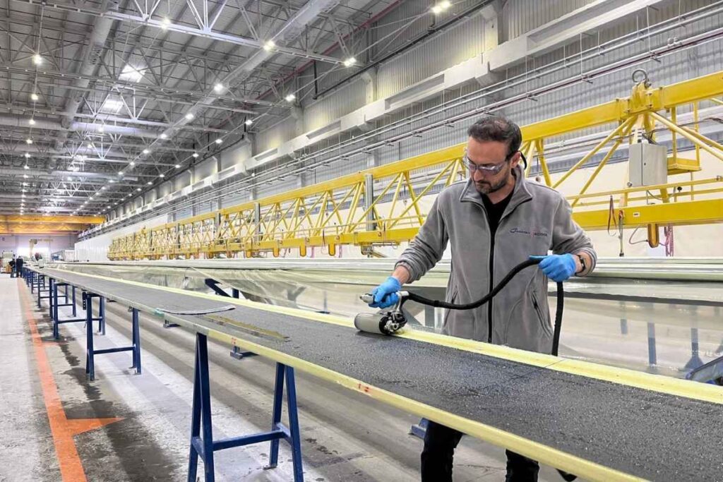 Nordex Menemen fabrikasında kanat bileşenlerinin üretimine yönelik çalışmalar.