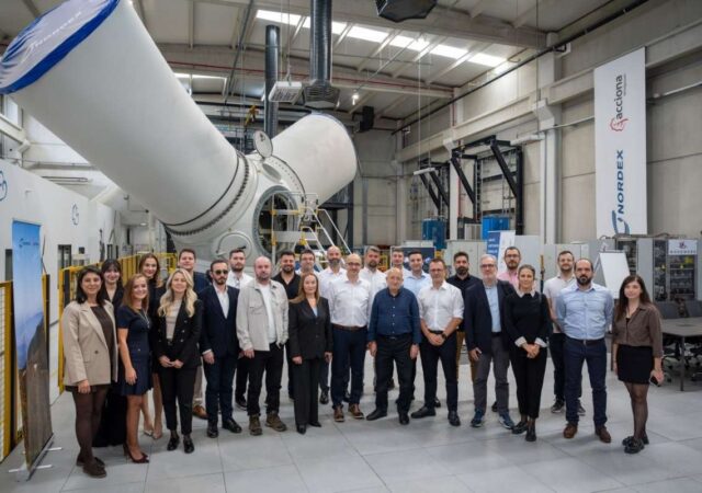 Nordex Group, Menemen Kanat Fabrikası'nda düzenlediği basın buluşmasında Türkiye'deki üretim kapasitesini yaklaşık iki katına çıkarma hedefini ve Nordex Academy'nin eğitim faaliyetlerini açıkladı.