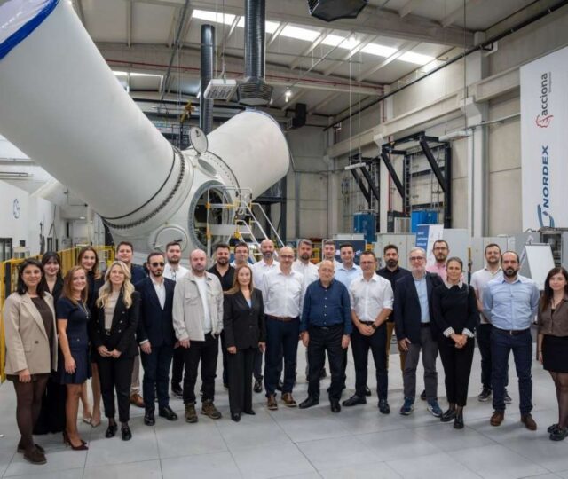 Nordex Group, Menemen Kanat Fabrikası'nda düzenlediği basın buluşmasında Türkiye'deki üretim kapasitesini yaklaşık iki katına çıkarma hedefini ve Nordex Academy'nin eğitim faaliyetlerini açıkladı.