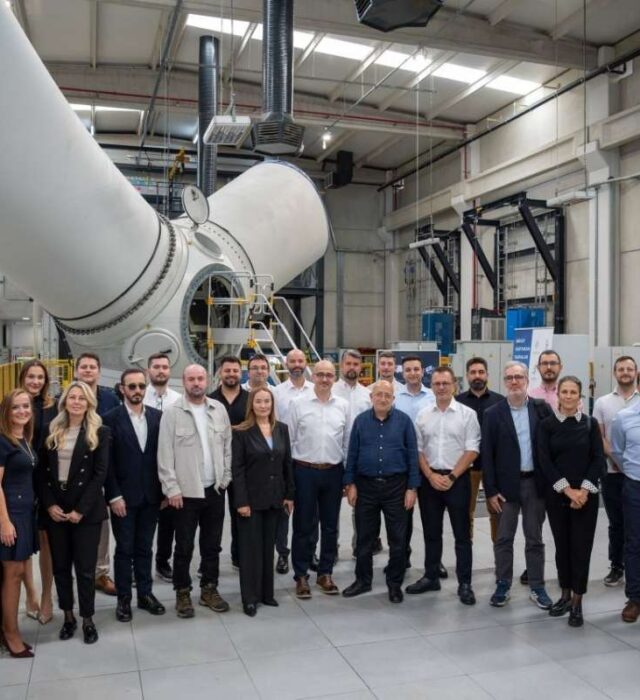 Nordex Group, Menemen Kanat Fabrikası'nda düzenlediği basın buluşmasında Türkiye'deki üretim kapasitesini yaklaşık iki katına çıkarma hedefini ve Nordex Academy'nin eğitim faaliyetlerini açıkladı.